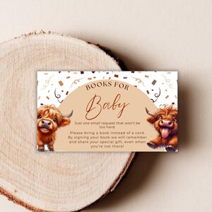 Peut inclure: Carte rectangulaire avec le texte "BOOKS FOR BABY" et deux vaches des Highlands de dessin animé. La carte a un fond marron clair avec des confettis et du texte demandant un livre au lieu d'une carte pour une baby shower.
