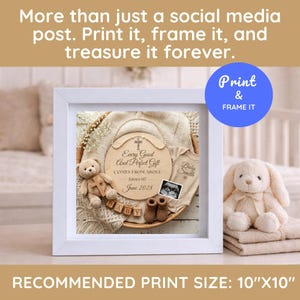 Puede incluir: Una impresi&oacute;n enmarcada con tem&aacute;tica de beb&eacute; con un letrero de madera, un osito de peluche, ropa de beb&eacute; y una imagen de ultrasonido. El letrero dice "Every Good and Perfect Gift" y "June 2028". El tama&ntilde;o de impresi&oacute;n es de 25,4 cm x 25,4 cm.