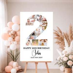 Puede incluir: Un letrero blanco sobre un caballete muestra un collage de fotos de bebés con la forma del número 2. El letrero dice "HAPPY 2ND BIRTHDAY" con el nombre "John" y la fecha "15 de junio de 2027". El fondo incluye globos y arreglos florales.