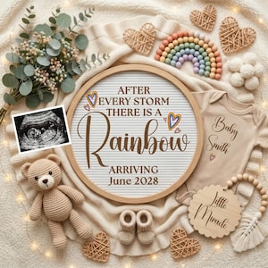Könnte beinhalten: Eine Babyankündigung in neutralen Tönen mit einer Buchstaben-Tafel mit der Aufschrift "Nach jedem Sturm gibt es einen Regenbogen, Ankunft Juni 2028." Das Bild enthält einen Baby-Body, Ultraschallbild, Teddybär und Dekorationselemente.