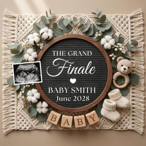 Peut inclure: Annonce de grossesse avec un tableau de lettres circulaire indiquant "THE GRAND Finale BABY SMITH June 2028". Le tableau est orné de verdure, de coton, d'un ours en peluche tricoté avec un anneau en bois, de chaussons pour bébé et de blocs de bois avec "BABY".