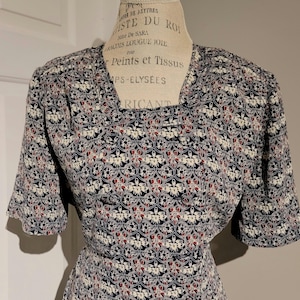 Vestido-camisa floral azul Leslie Fay tamanho 12, corte flare, cintura elástica, anos 80