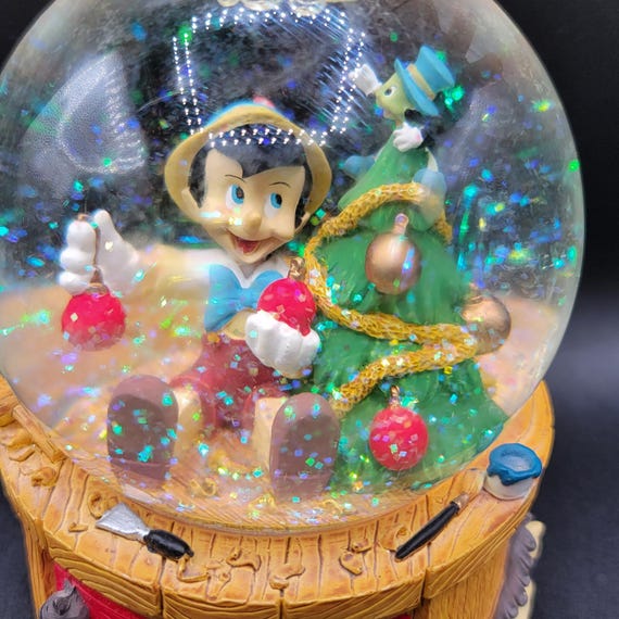 Enesco Disney Pinocchio Snow Globe Deck the Halls Christmas