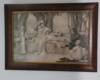Könnte beinhalten: Ein gerahmtes Schwarzweißfoto einer Familie in einer Gartenlandschaft. Die Mutter sitzt mit drei Kindern, während ein Mann rechts steht und die Kinder betrachtet. Das Foto ist in einem dunklen Holzrahmen gerahmt.