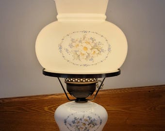 Vintage Weiße Lampe, Akzentlampe, Florale Windlichter 1950er Jahre