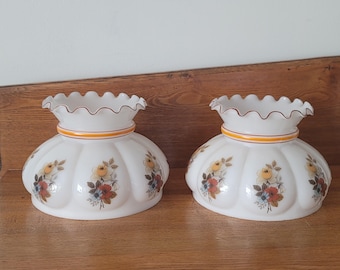 Pantalla de lámpara de huracán de vidrio opalino vintage con volantes florales de 7" y base de estilo cottagecore.