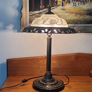 Luminária vintage em bronze estilo Art Déco com 2 bocais para lâmpadas e cúpula de vidro fosco.