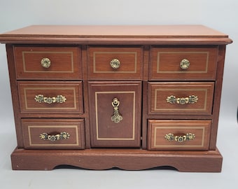 Vintage sieradendoos met houten handvat, geschikt voor ringen, kettingen en andere sieraden.