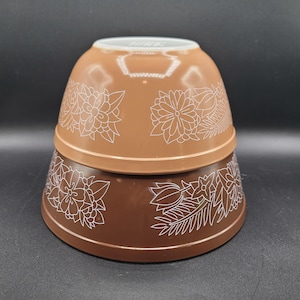 Vintage Pyrex Brown Woodland Nesting Rührschüsseln 2er-Set