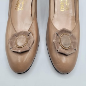 Vintage Salvatore Ferragamo italian shoes Pumps Bow Beige Leather Size 9.5 AA Heels Shoes 1950s