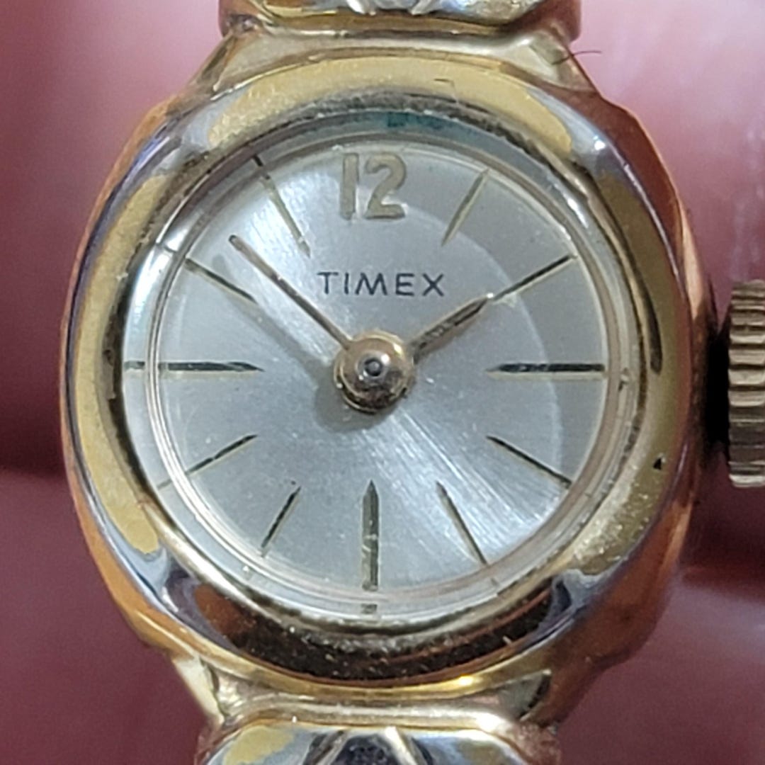 Belle Montre Vintage Timex Pour Femme - Bon état Général, Bracelet Simili Cuir - À Recharger (batterie)