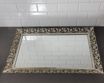 Espejo de tocador vintage con bandeja y marco de filigrana dorado ornamentado, forma rectangular, ideal para la decoración de la cómoda.