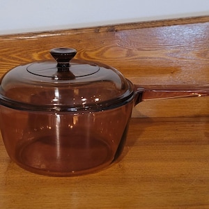 Può includere: Un cartello in legno fatto a mano con la scritta "Welcome" in un carattere giocoso. Il cartello presenta uno sfondo bianco invecchiato e un bordo marrone scuro, perfetto per una porta d'ingresso. Misura circa 30 cm di larghezza.