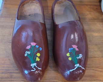 Zuecos de madera holandeses vintage. Zapatos pintados con diseño floral.