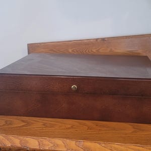 Caja de almacenamiento de madera para cubiertos Bombay Silverware Chest, 12 compartimentos
