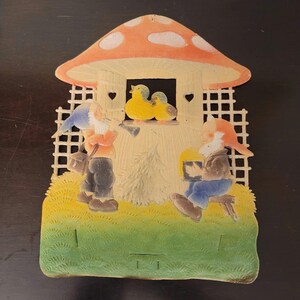 Vintage kabouterschilderij: vogel gestanst geperst pulpkarton met decor van rode amanietpaddestoel West-Duitsland