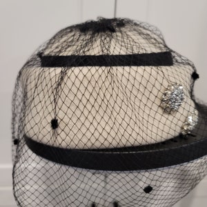Vintage Pillbox Damen Hut mit Schmuck