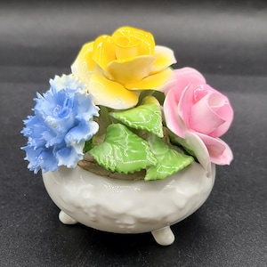Statuetta vintage Radnor Bone China in ceramica con piedini dorati e bouquet di fiori 3D