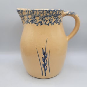 Brocca da 1 litro in ceramica Roseville di Robinson Ransbottom, colore blu grano, con decorazione a spugna, prodotta negli Stati Uniti.