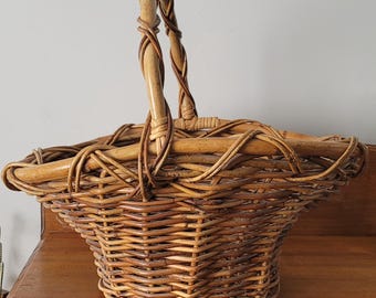 Großer Vintage französischer Bauernhaus Bambus Ernte Weidenkorb Rattan mit Griff Blumenstrauß Form
