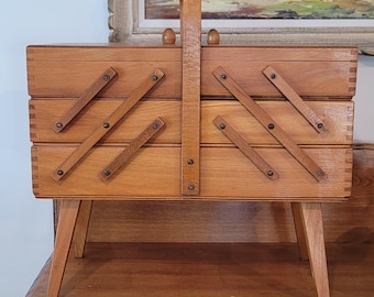 Vintage houten accordeon-naaidoos ambachtelijke opslag bruine kleur