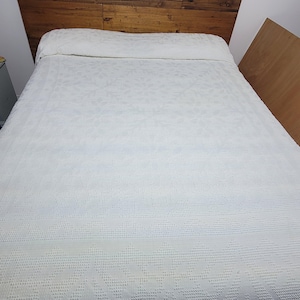 Vintage Chenille Bedspread Queen Size Cream Color Fringe 102 x 90 inch