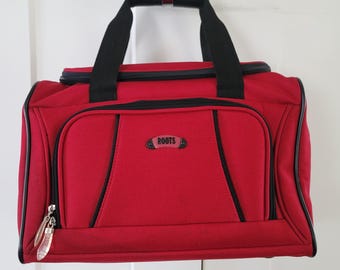 Bolsa de lona roja para viaje de fin de semana Roots Canada, tamaño para llevar en el equipaje de mano