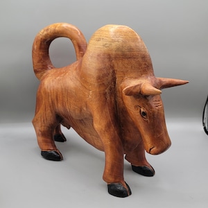 新品同様 木製の雄牛の像。スペインの雄牛の像、株式市場の雄牛、闘牛士の 工芸品