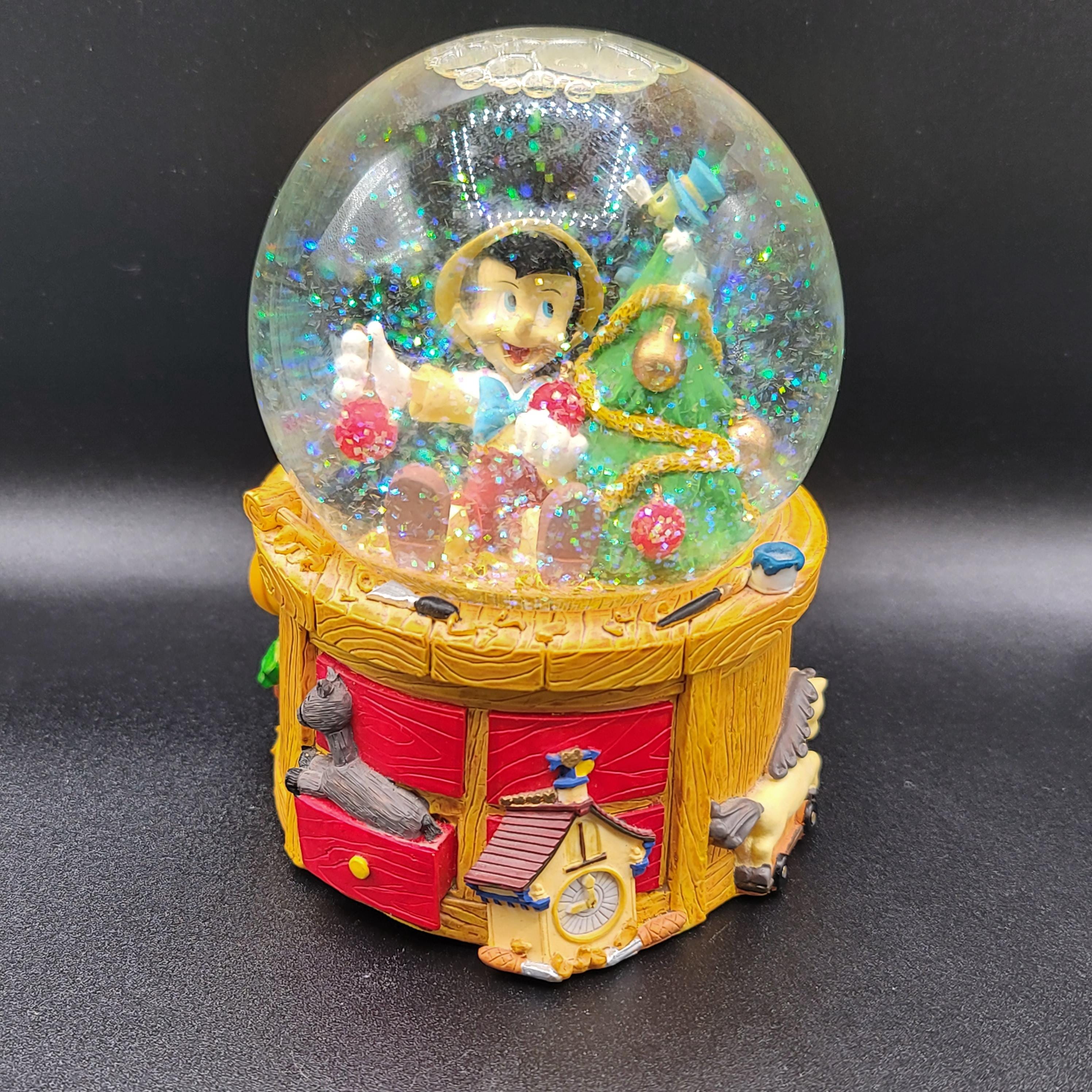 ピノキオ enesco Disney ディズニー Enesco Disney Pinocchio Snow Globe Deck the Halls Christmas