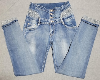 Jeans ajustados de talle alto que moldean los glúteos con elasticidad