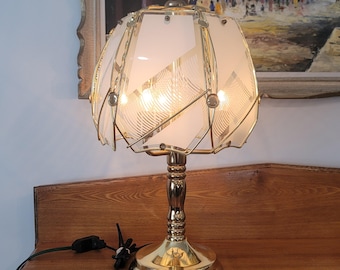 Lámpara vintage con base dorada de porcelana estilo retro - leer
