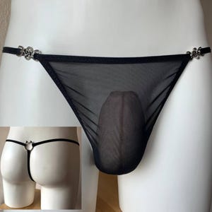 Könnte beinhalten: Schwarze Netz-Unterwäsche mit silberner Hardware. Die Unterwäsche hat eine Tasche vorne.