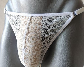 Op de afbeelding: Witte kantenondergoed met een delicaat bloemenpatroon.