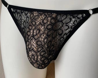 Puede incluir: Ropa interior de encaje negro con un delicado patrón floral.