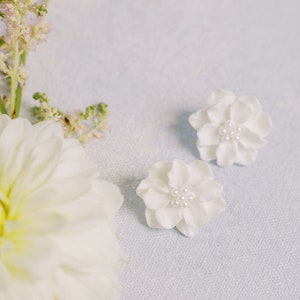Poppy White Flower Earrings - Resin Flower Earrings - Pearl Flower Stud Earrings - Pearl Wedding Jewelry - Flower Girl Wedding Earrings