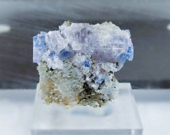 Carletonit, Poudrette Steinbruch, MSH, Mont St. Hiliare, Kanada. Symmetrie Mineralien