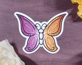 Könnte beinhalten: Ein Aufkleber mit einem stilisierten Schmetterling. Die Flügel sind in zwei Hälften geteilt, eine in Lila- und die andere in Orangetönen. Die Flügel haben ein detailliertes Muster mit kleinen Kreisen und geschwungenen Linien.