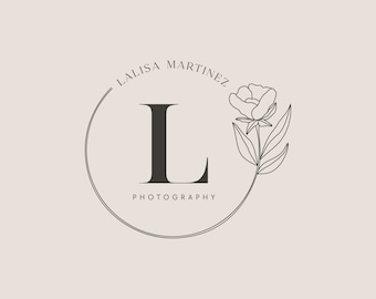 Może przedstawiać: Czarno-białe logo dla firmy fotograficznej. Logo zawiera stylizowaną literę L w kółku z tekstem "Lalisa Martinez Photography" wokół koła. Stylizowany kwiat znajduje się po prawej stronie koła.