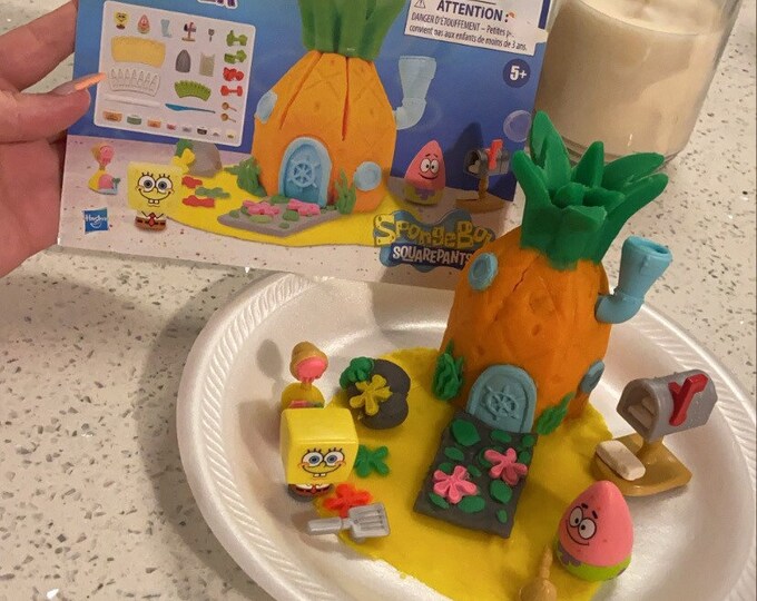 Play-Doh Builder Spongebob Squarepants Pineapple House Toy Building Kit for Kids 5 Years and Up with 8 Cans of Non-Toxic Modeling Compound