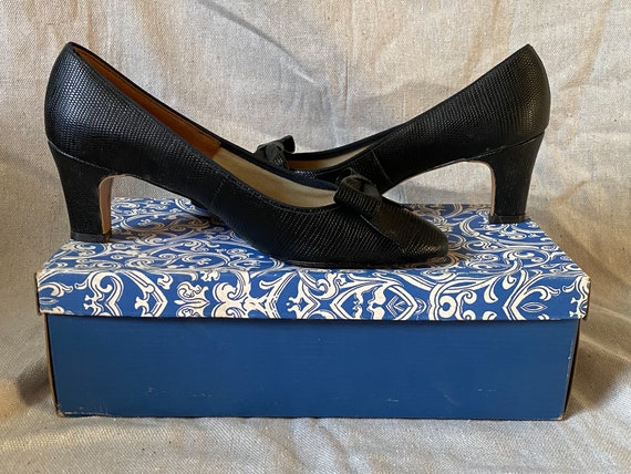 Vintage 60's Black Embossed Bow Heels - image 2