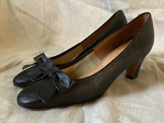 Vintage 60's Black Embossed Bow Heels - image 10