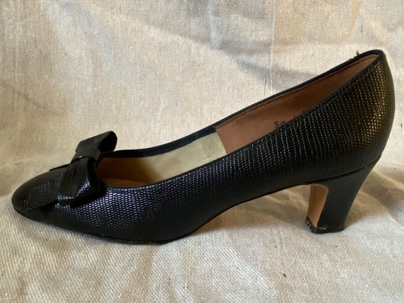 Vintage 60's Black Embossed Bow Heels - image 4