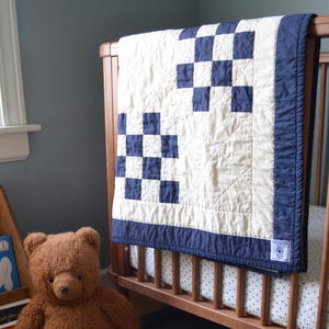 Granatowa kołdra dla dziecka z 16 łatami, ręcznie robiony patchworkowy kocyk dla dzieci, kocyk do łóżeczka w stylu vintage, prezent na baby shower dla chłopca lub dziewczynki