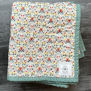 Edredón infantil con estampado escandinavo, manta floral para bebé, regalo para niña, edredón con estampado folclórico, decoración infantil, temática minimalista, nórdico para bebé.