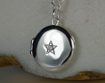Medallón de plata de ley con estrella de circonita cúbica, cadena de 45 cm.