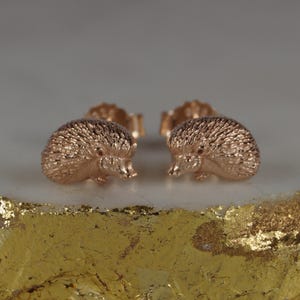Igel Ohrringe aus Rose Gold Vermeil Sterling Silber, 9 mm Vergoldete Silber Igel Ohrstecker, Silber Igel Ohrstecker.
