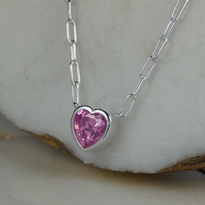 Collar de corazón de plata de ley. Collar de cadena de papel de plata con colgante de corazón rosa. Collar de corazón de plata de ley con circonita rosa. Colgante de corazón.