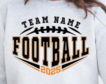 Könnte beinhalten: Ein graues Sweatshirt mit einem schwarzen und orangenen Design, das einen Fußball mit dem Text "TEAM NAME FOOTBALL 2025" zeigt.