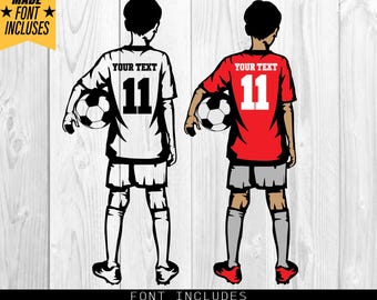 Può includere: Due illustrazioni di calciatori, uno con una maglia bianca e l'altro con una maglia rossa. Entrambi i giocatori tengono un pallone da calcio e hanno il testo "YOUR TEXT" e il numero "11" sulle loro maglie.