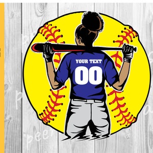 Può includere: Una giocatrice di softball con una mazza sulla spalla, indossa una maglia blu con il testo "YOUR TEXT 00" sul retro. La giocatrice è in piedi davanti a una palla da softball gialla.